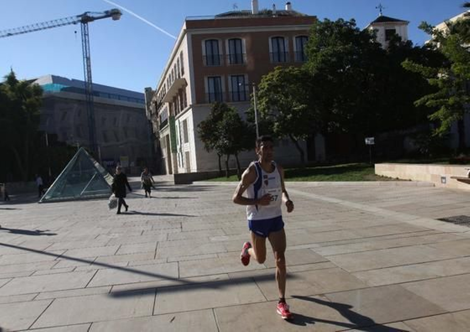 El buen tiempo ha acompañado a los 722 atletas inscritos en la prueba, aunque el fuerte viento de poniente ha dificultado el recorrido de vuelta y ha impedido que se registraran mejores marcas. 

Foto: Migue Fernandez