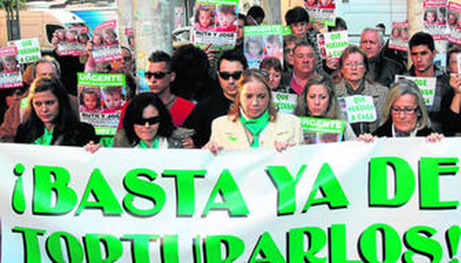 Ruth Ortíz, en el centro con gafas oscuras, durante la concentración celebrada en Córdoba al cumplirse tres meses de la desaparición de los niños.