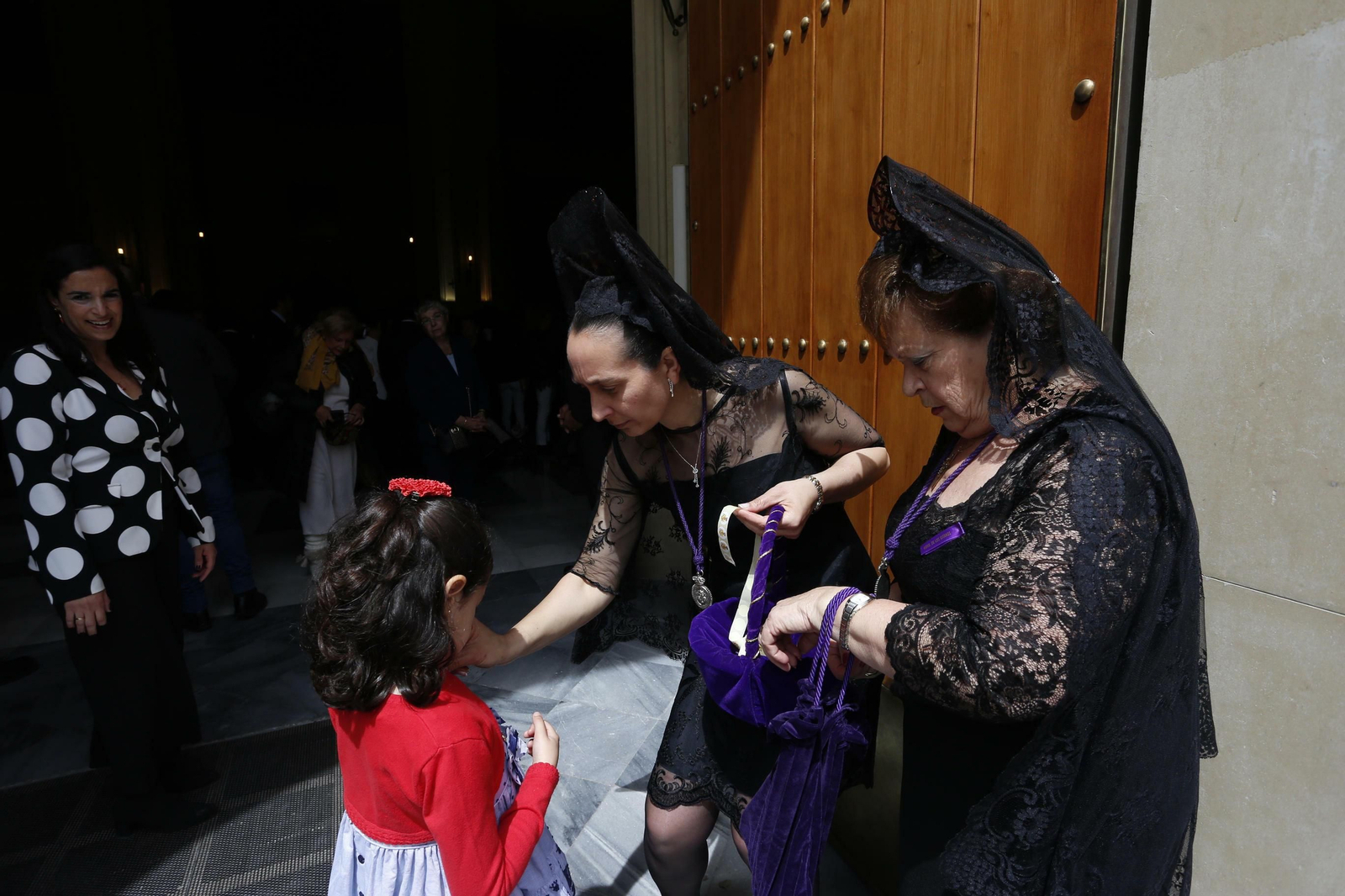 Colas en los templos a la espera de la Madrugá