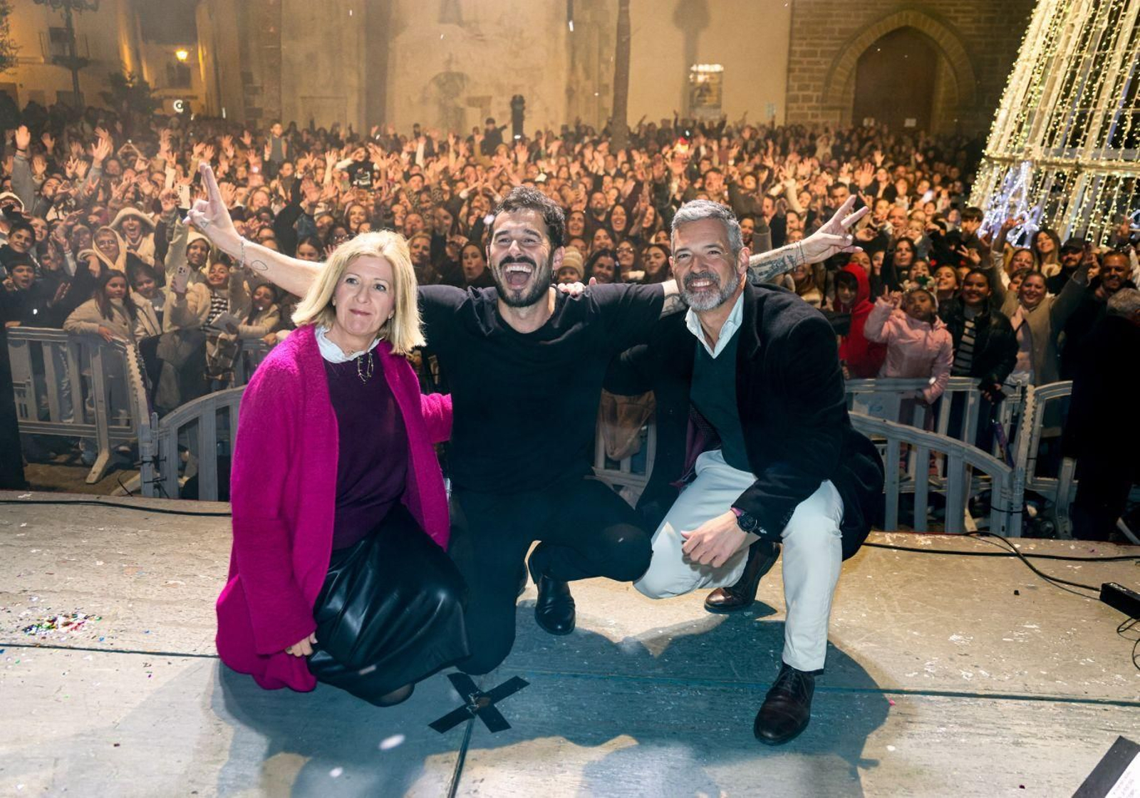 El cantante Antoñito Molina, junto al alcalde y la delegada de Fiestas, en la inauguración de la Navidad en Rota.