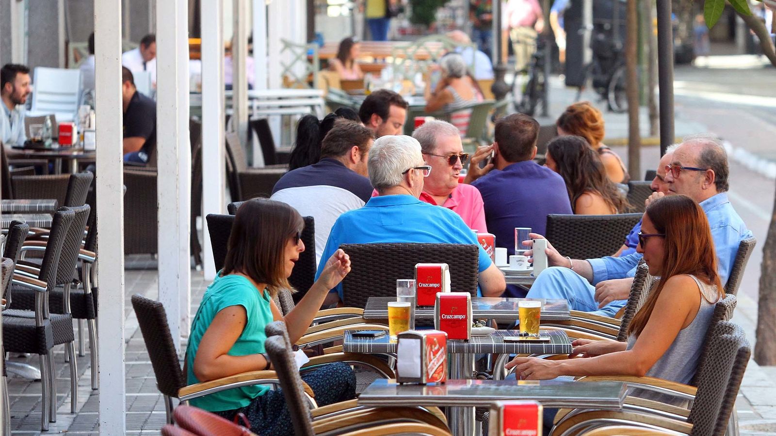 Clientes en las terrazas de la avenida martín Alonso Pinzón.
