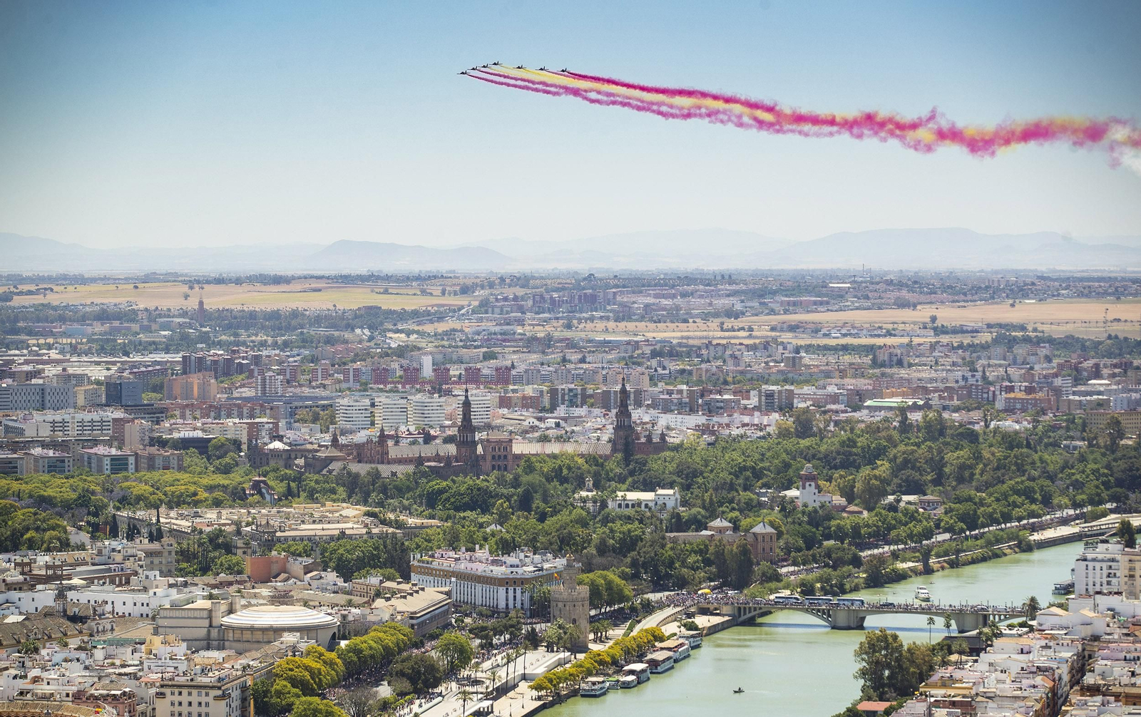 Las imágenes del desfile del Día de las Fuerzas Armadas en Sevilla