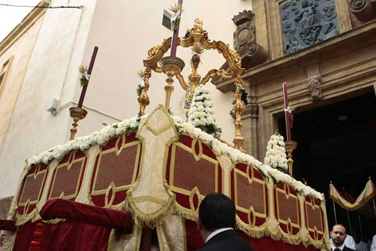 El Mentidero, Santa María y La Viña vivieron sus procesiones eucarísticas este fin de semana./ Fotos: Almudena Torres

Foto: Almudena Torres