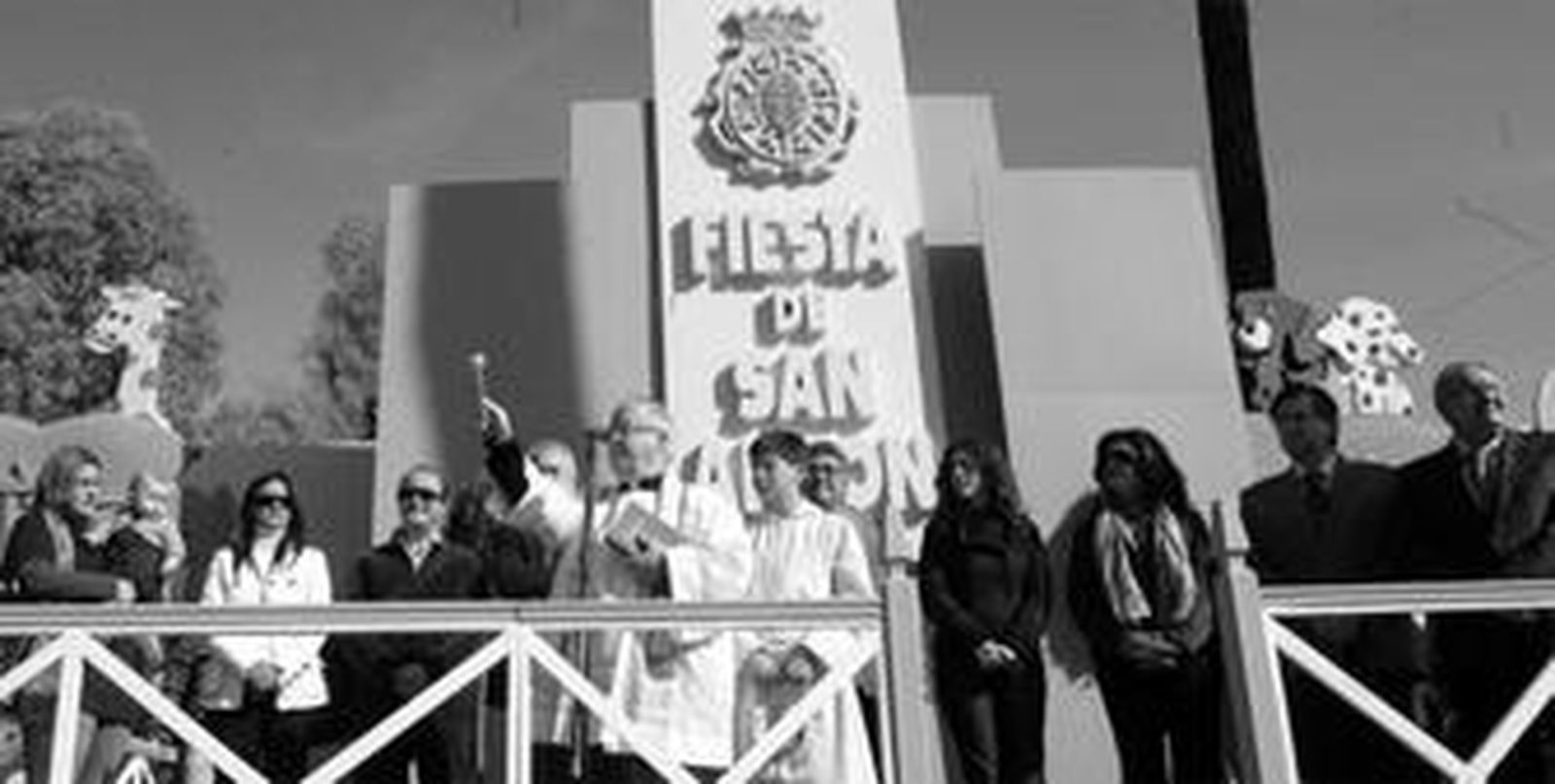 Un momento de la bendición del padre Francisco Fuego, ante parte del gobierno municipal.