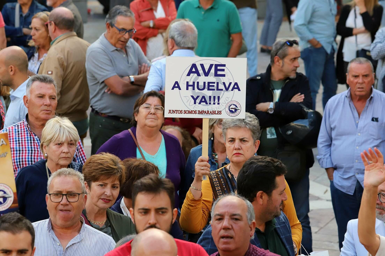 Imágenes de la concentración en defensa de la llegada del AVE a Huelva