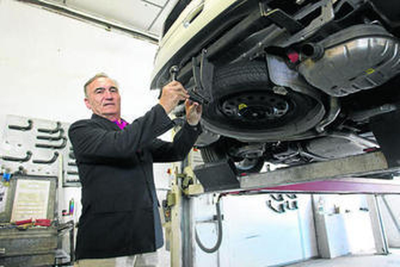 Francisco Sánchez Lafuente muestra un diseño realizado por su empresa en un vehículo.