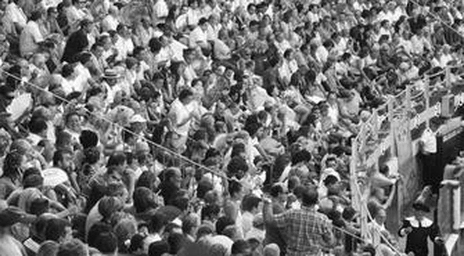 Lleno en los tendidos una tarde del ciclo taurino en honor de la Virgen del Mar.