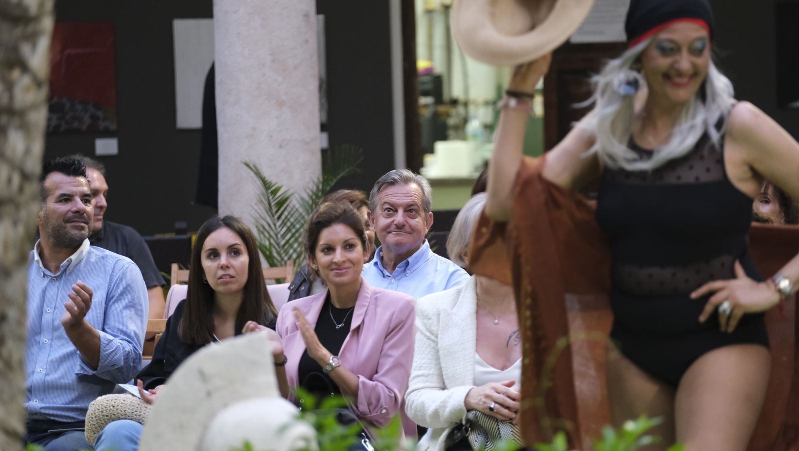 Imágenes del desfile benéfico contra el cáncer, en la Escuela de Artes de Almería