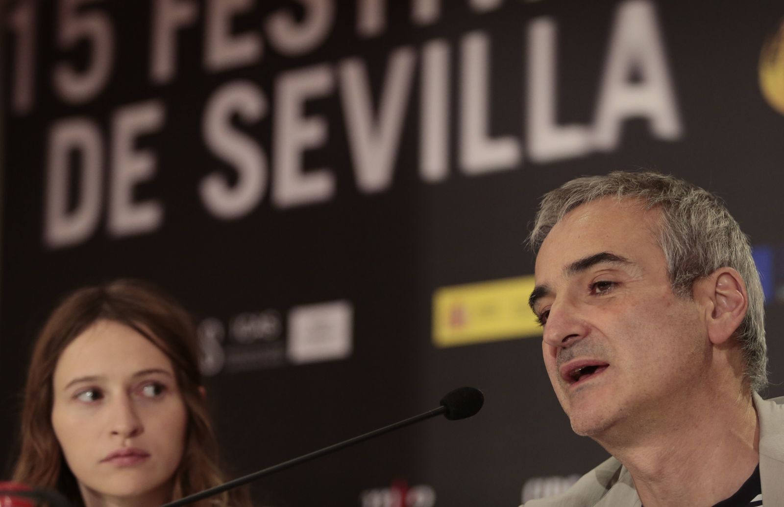 Assayas, junto a la actriz Christa Théret.