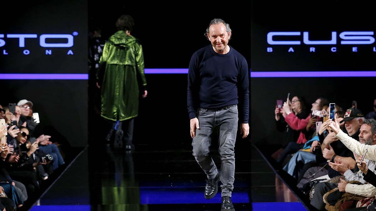 Custo Dalmau sale a saludar después de un desfile.