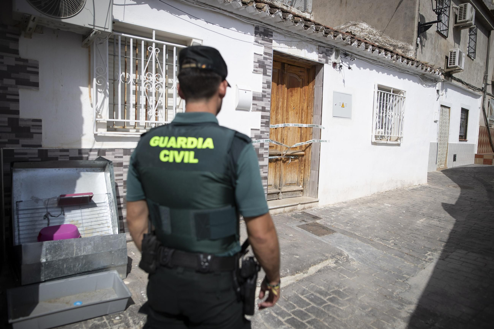 Un agente de la Guardia Civil en Pinos Puente tras la muerte de un joven de 20 años