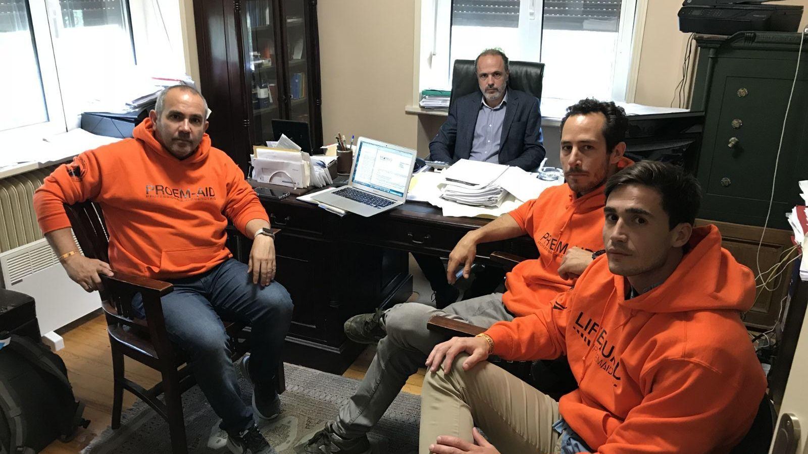 Reunión de los bomberos con su abogado en Grecia