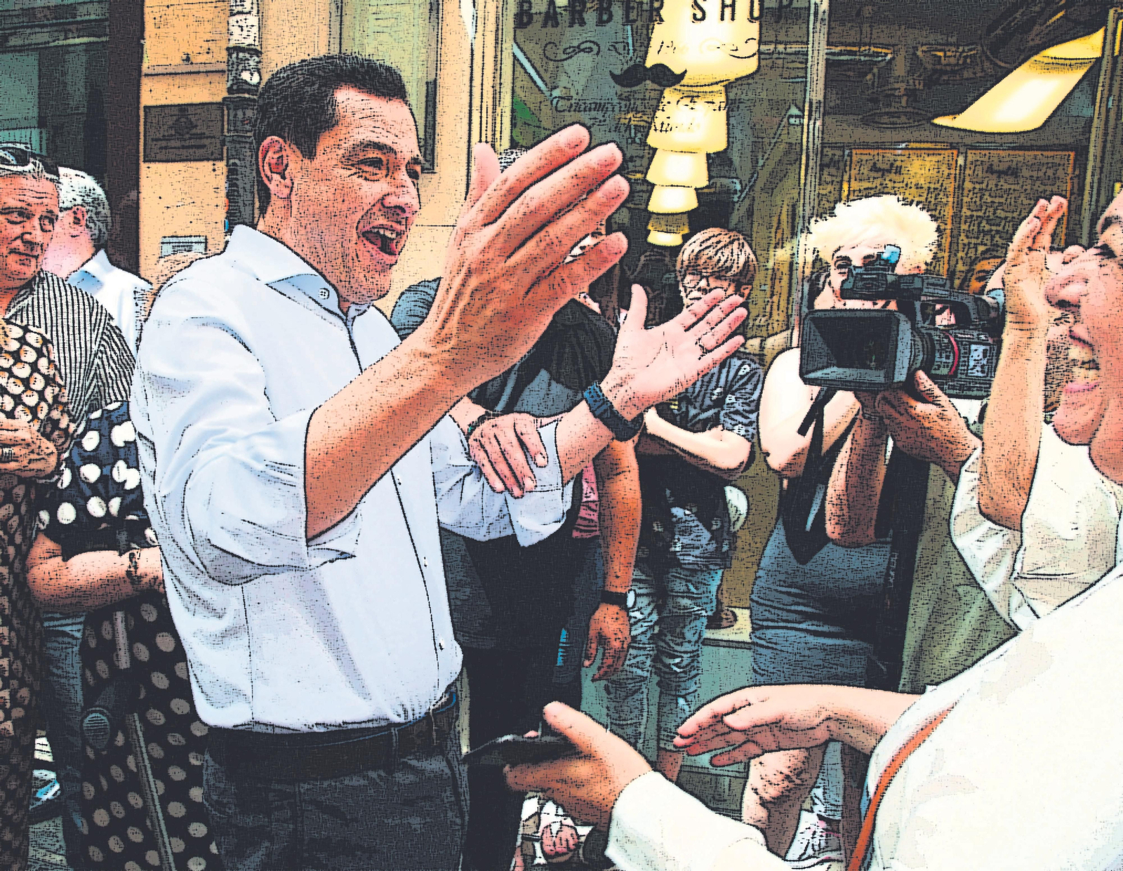 Juanma Moreno saluda a una vecina de Granada.