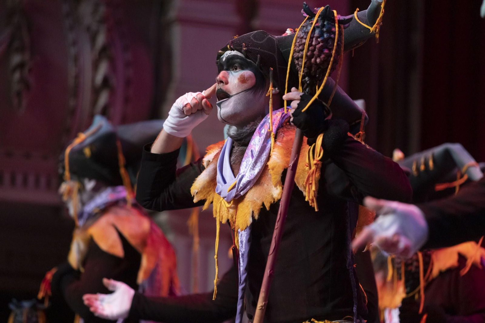 Imágenes de la actuación de la comparsa de La Palma del Condado 'La calle del guante' en el Carnaval Colombino