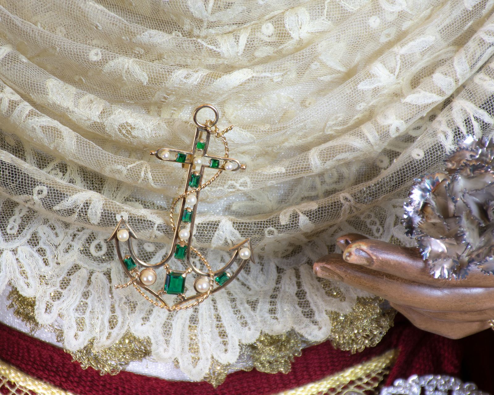 La Esperanza de Triana recibe a sus devotos expuesta en veneración