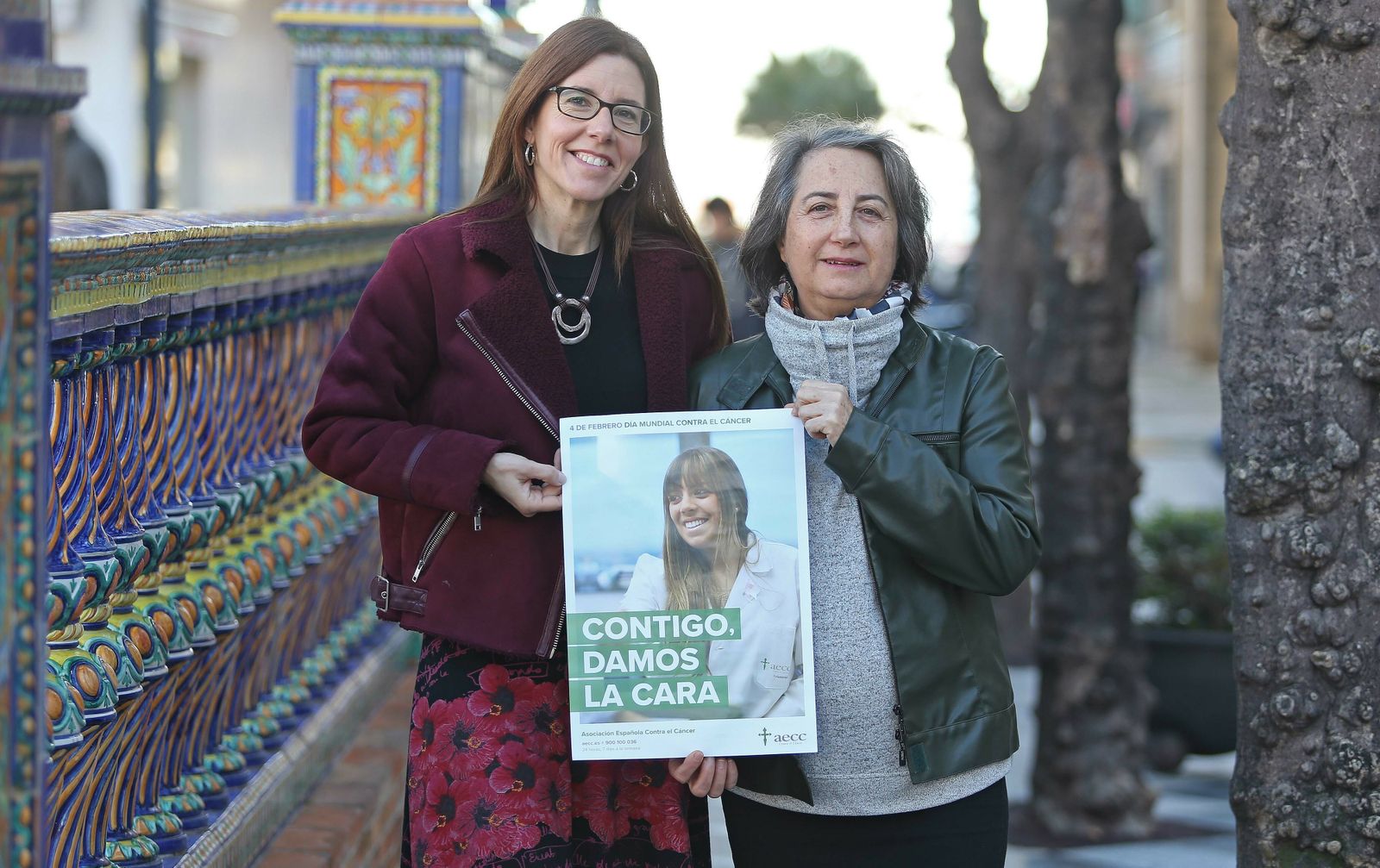Laura Córdoba y Atanasia Jódar, de la AECC, en la Plaza Alta