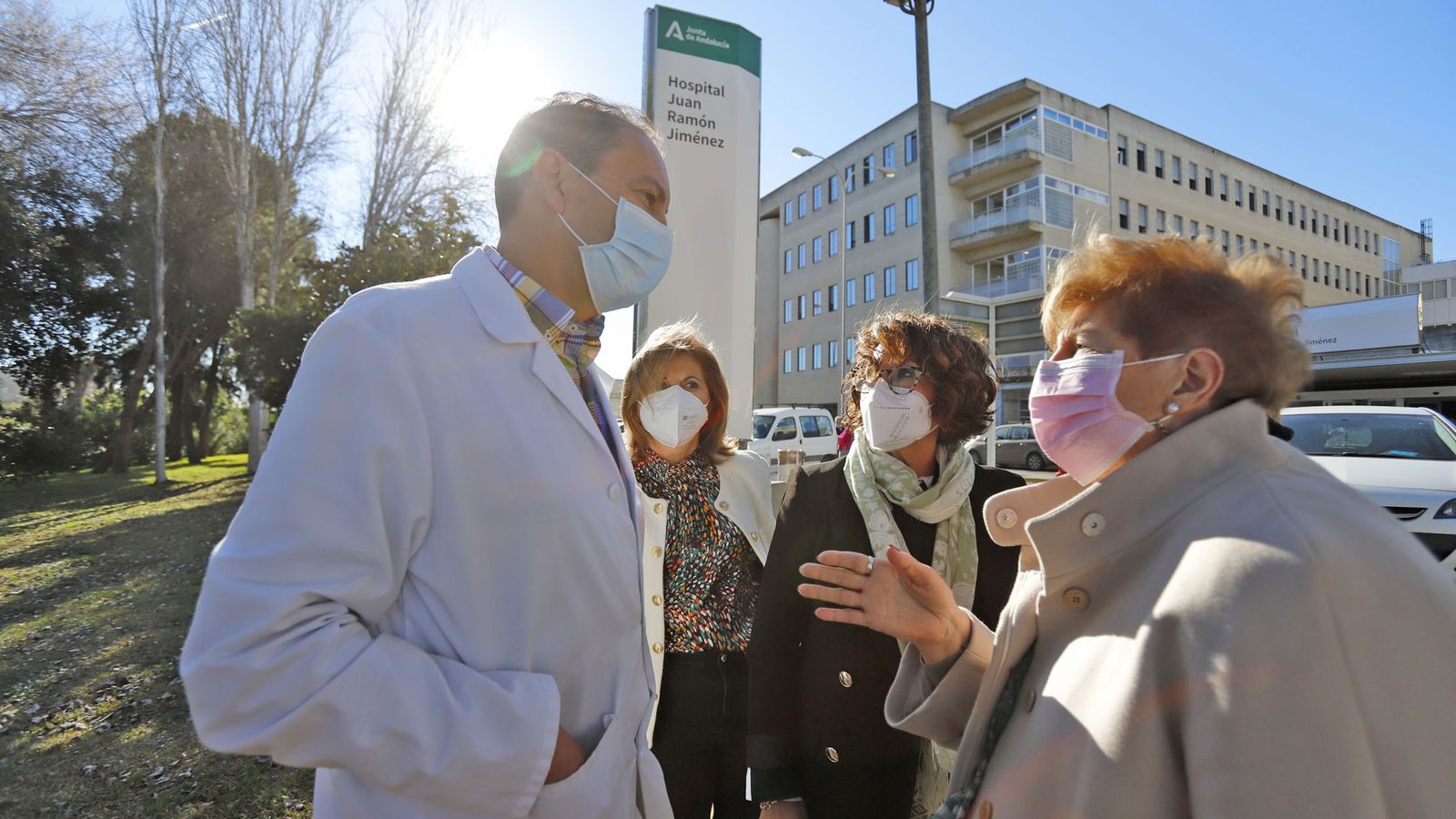 El director de Oncología, Juan Bayo, en las inmediaciones del hospital Juan Ramón Jiménez.