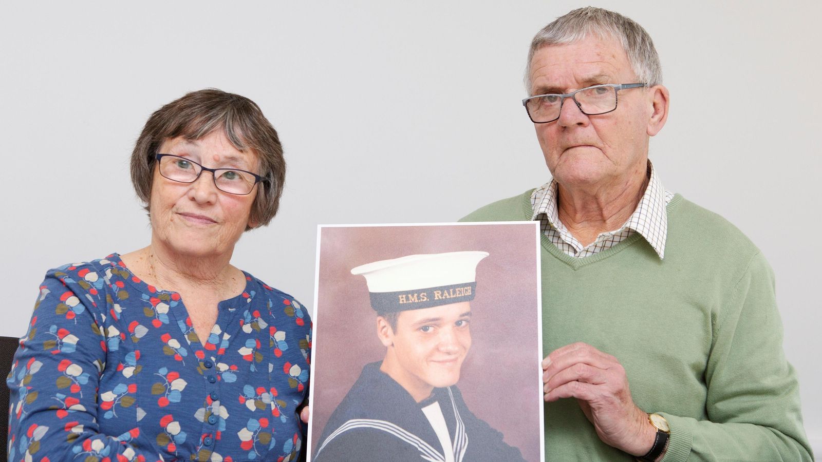 Margaret y David Parkes, padres de Simon, con una foto del desaparecido.