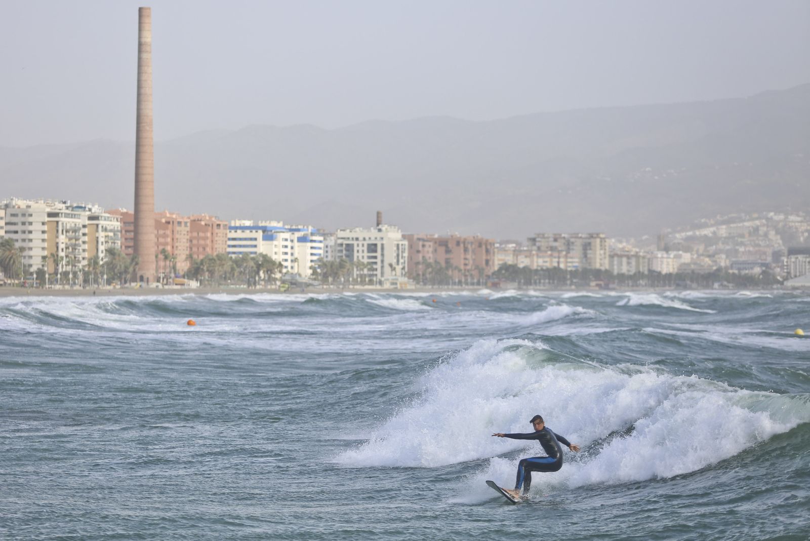 Viento, olas y surfistas para iniciar el fin de semana