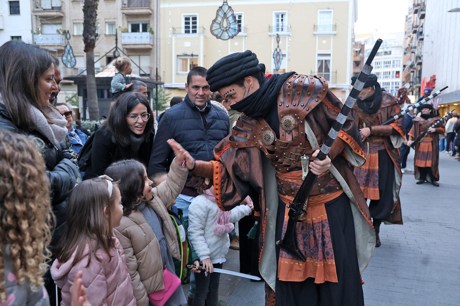 Imágenes del Heraldo Real anunciando la llegada de los Reyes Magos a Huelva