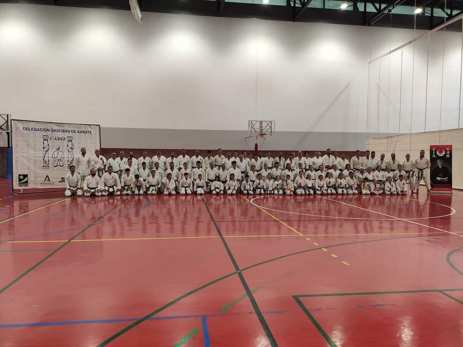 Foto de familia de los participantes en el curso de Kárate Shotokan en el Palacio de Deportes.