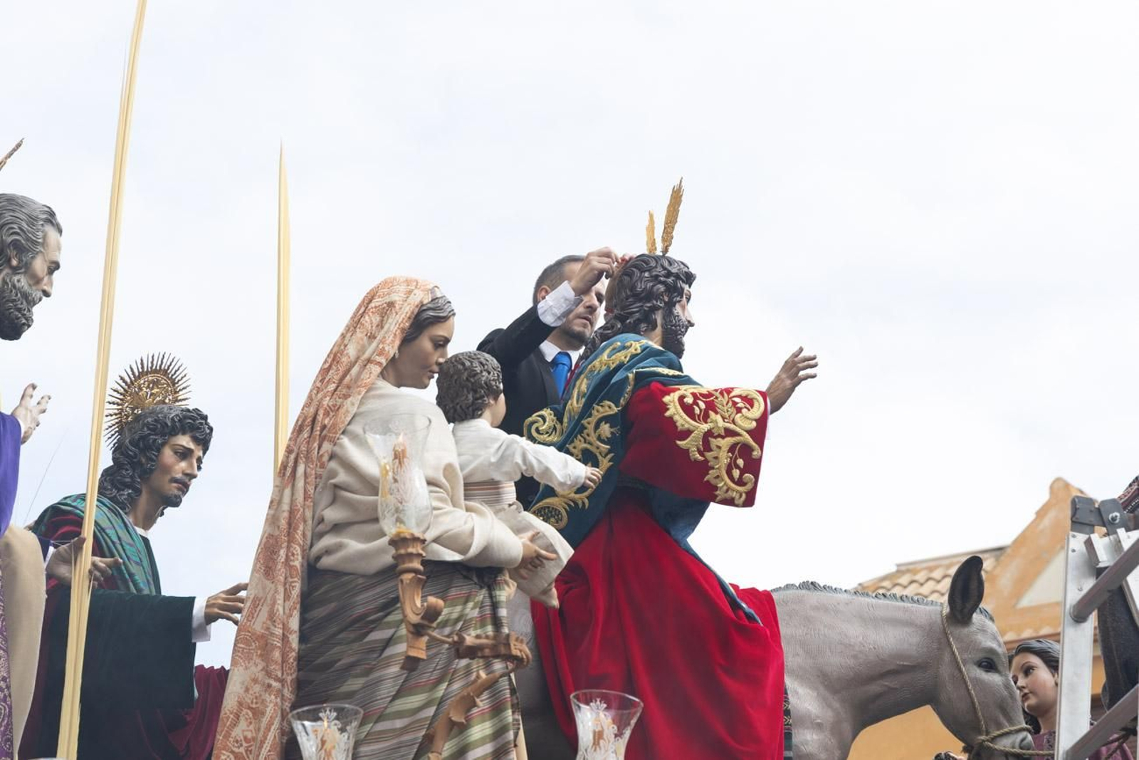 Los jiennenses se echan a la calle para presenciar la primera de las procesiones de la jornada: la Borriquilla (I)