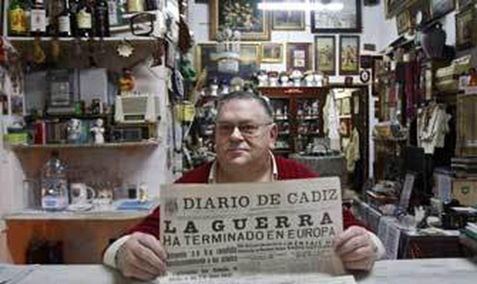 José Mariano Gómez, José Mari, muestra el ejemplar del Diario que anuncia el fin de la Segunda Guerra Mundial.