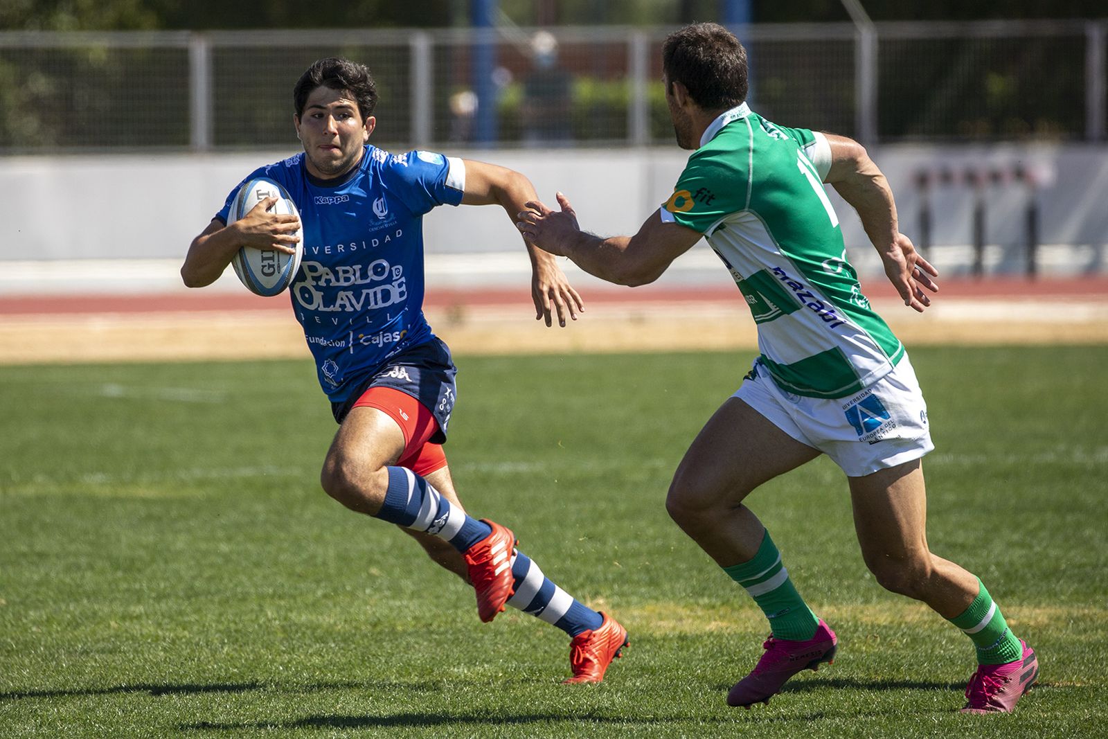 Miguel Reina escapa de la defensa santanderina.