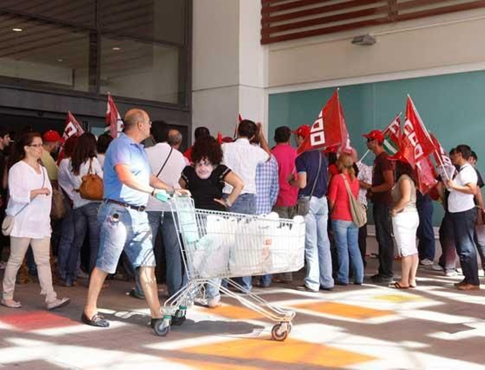 Un cliente de un gran superficie abandona el establecimiento a la llegada de un piquete informativo.

Foto: Juan Carlos Toro