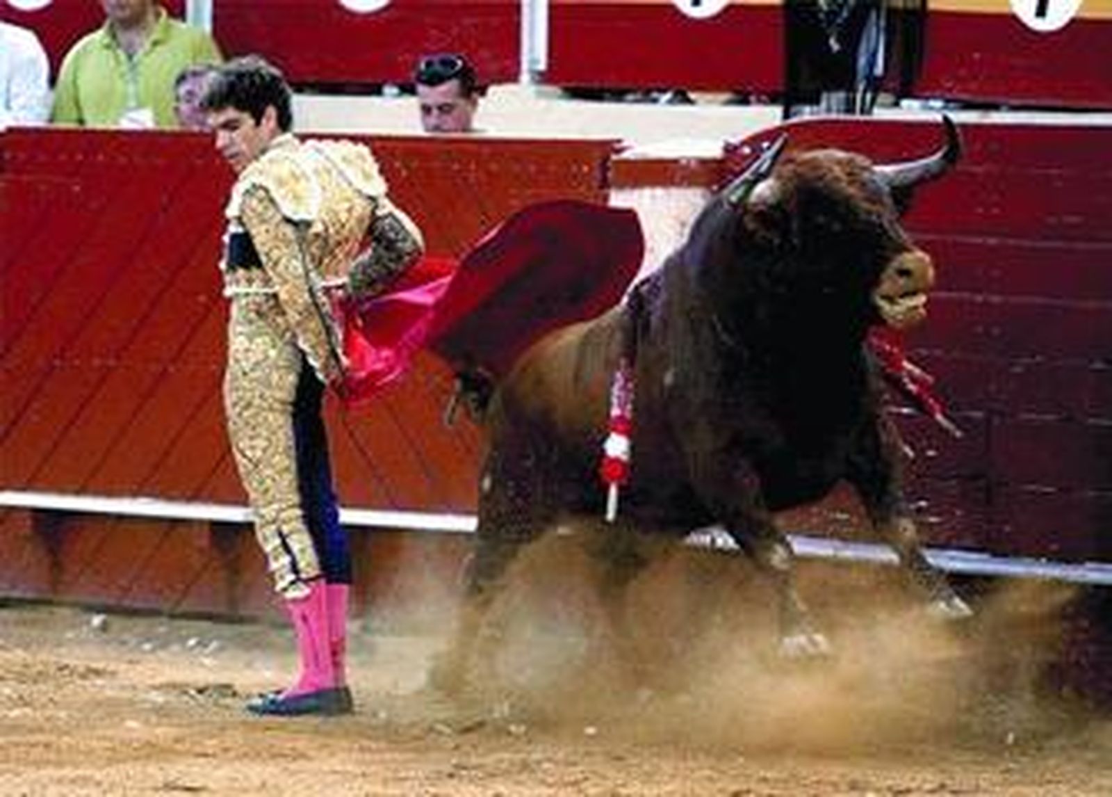 José Tomás durante la faena de muleta a su segundo toro, en una manoletina, ayer en Almería.