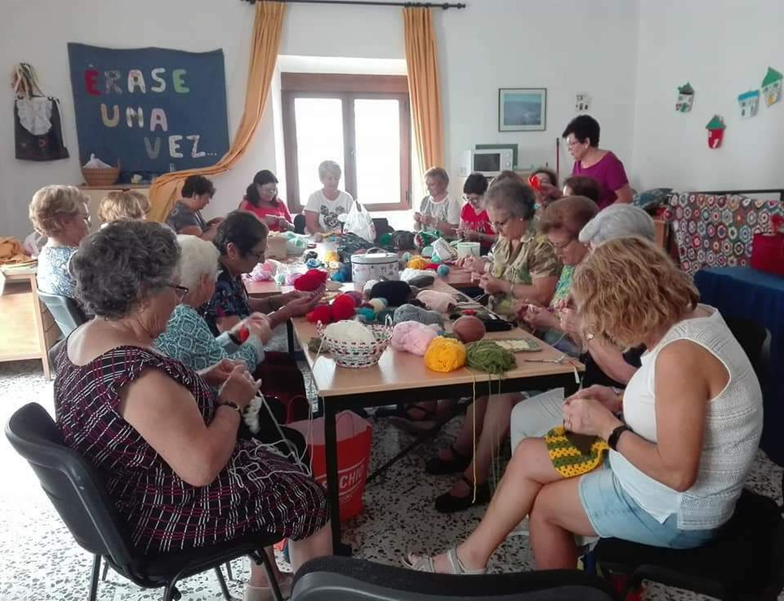 Un árbol de Navidad de croché y de tres metros de alto decora Velefique.