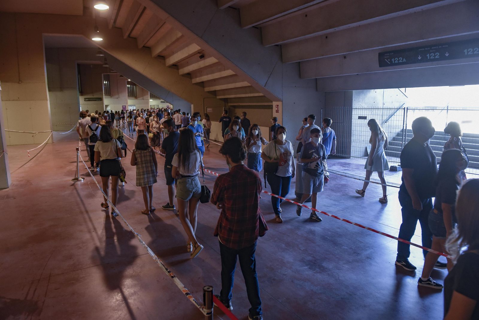 Adolescentes sevillanos hacen cola para vacunarse contra el Covid en el Estadio de la Cartuja.
