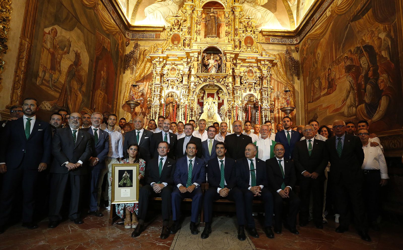 La ofrenda floral del Betis a la Virgen de Valme de Dos Hermanas