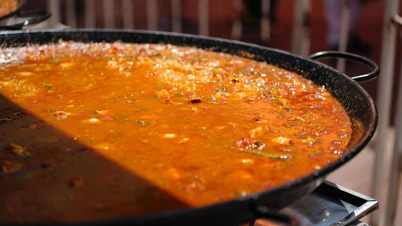 Muchas personas se reunen en la Plaza Alta, bailando y comiendo paella junto a la Feria de los Parques Naturales de Cádiz