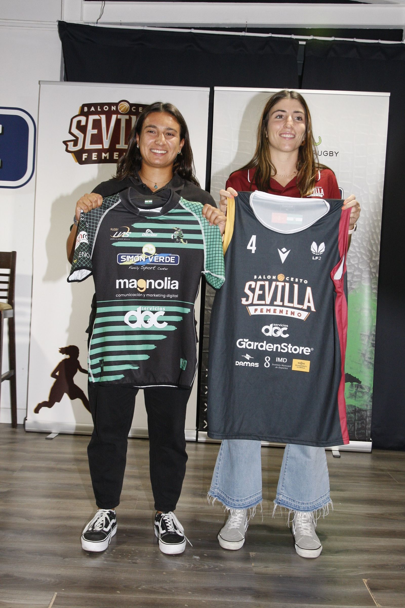 Las capitanas del SV Magnolia Cocos y Baloncesto Sevilla posan con sus distintivas equipaciones.
