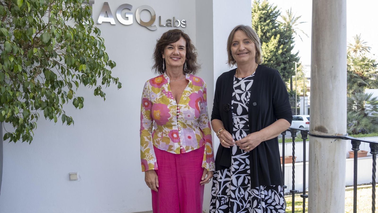 Coral Zamora, vicepresidenta de AGQ Labs, y Maria Jesús Catalá, directora territorial de CaixaBank en Andalucía Occidental y Extremadura.