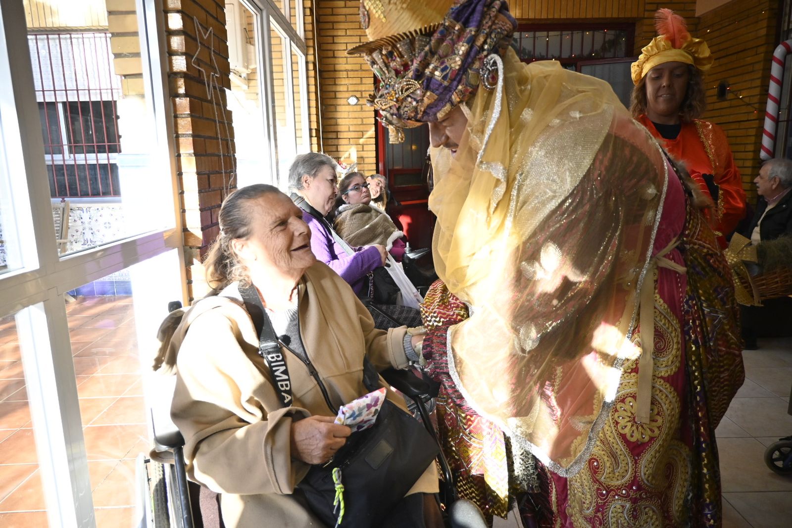 Recorrido fotográfico de los Reyes Magos por el hospital y los centros de mayores en la mañana del 5 de enero en Huelva