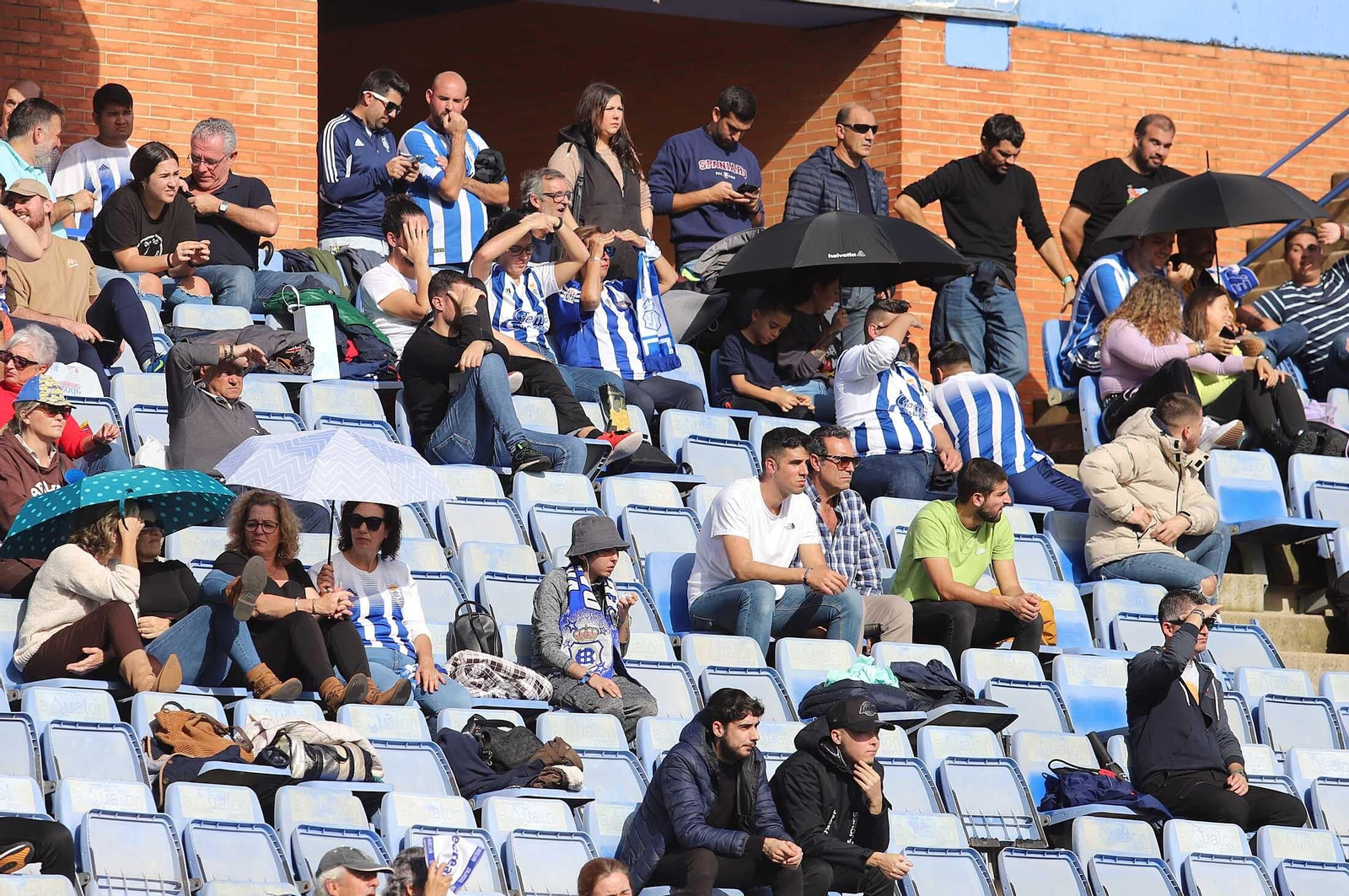 Imágenes del ambiente en las gradas del Nuevo Colombino durante el Recre-Vélez