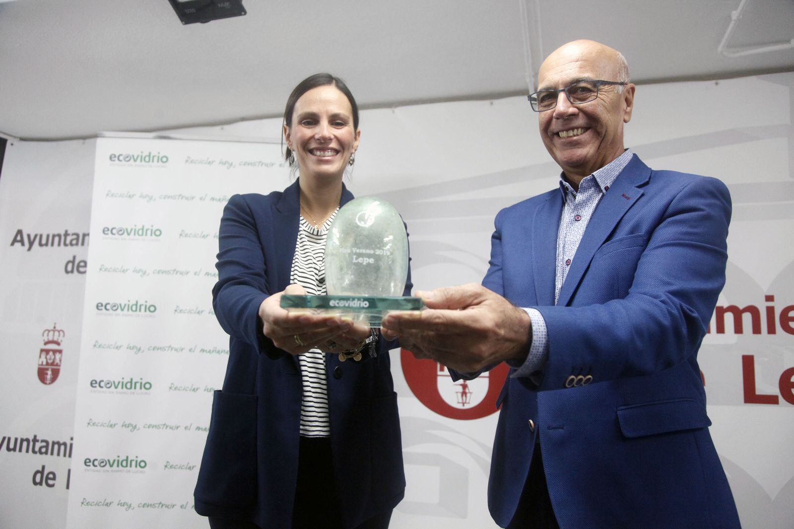 Bibiano Oria junto a Coral Rojas-Marcos, responsable de Ecovidrio.