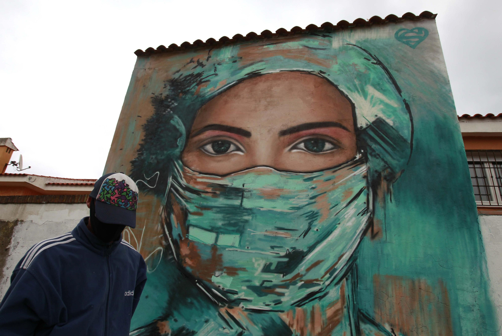 Shac, junto a su grafiti en la carretera de Getares.