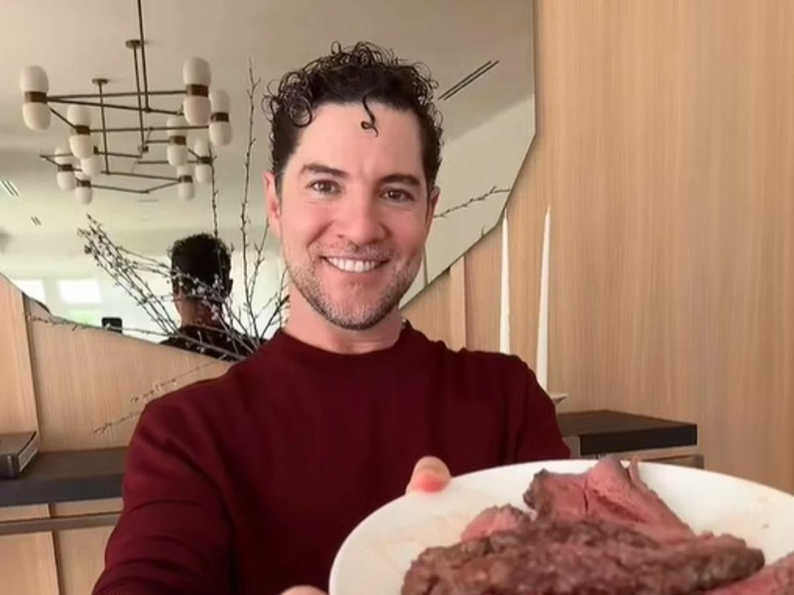 David Bisbal canta a la comida y conquista internet
