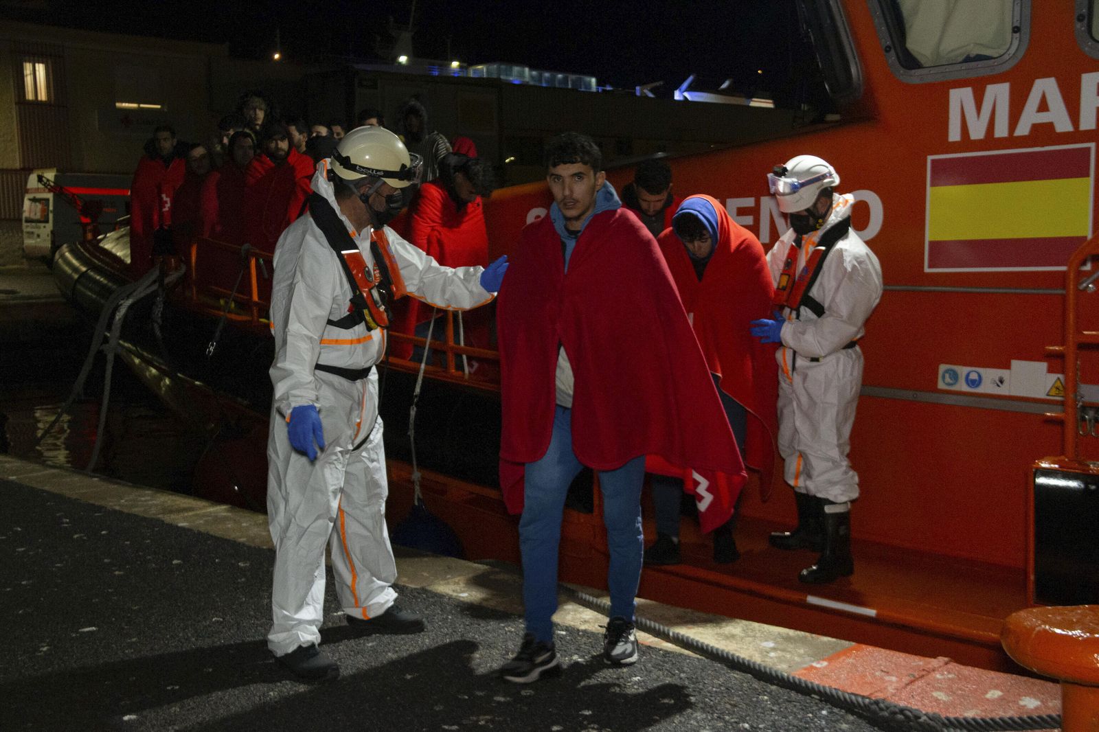 Llegada al puerto del grupo que fue rescatado.