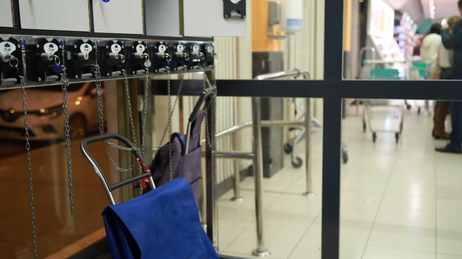 Detalle de la entrada al supermercado.