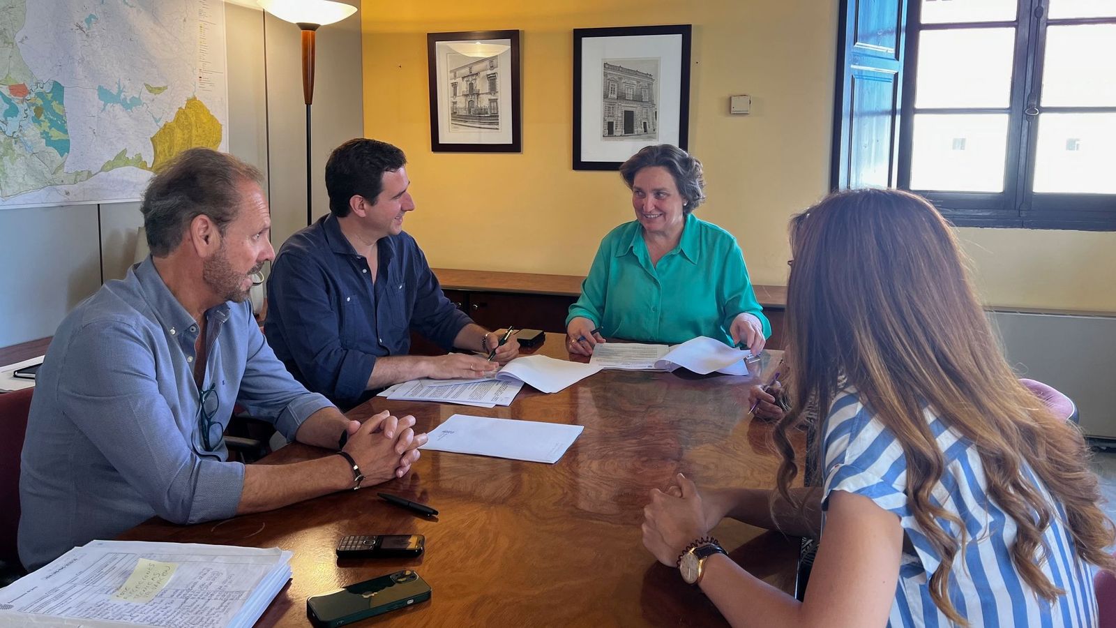 Belén de la Cuadra firma el acta de ocupación y pago con el gerente de la empresa Séptima Reforma y Gestión de Edificios SL., Carlos Bernal.