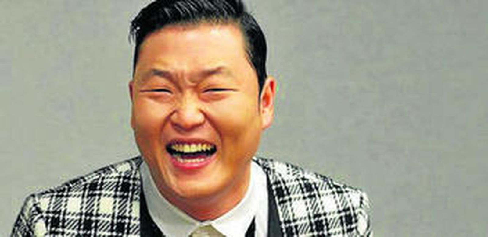 Es muy difícil encontrar al cantante sin sus gafas de sol.