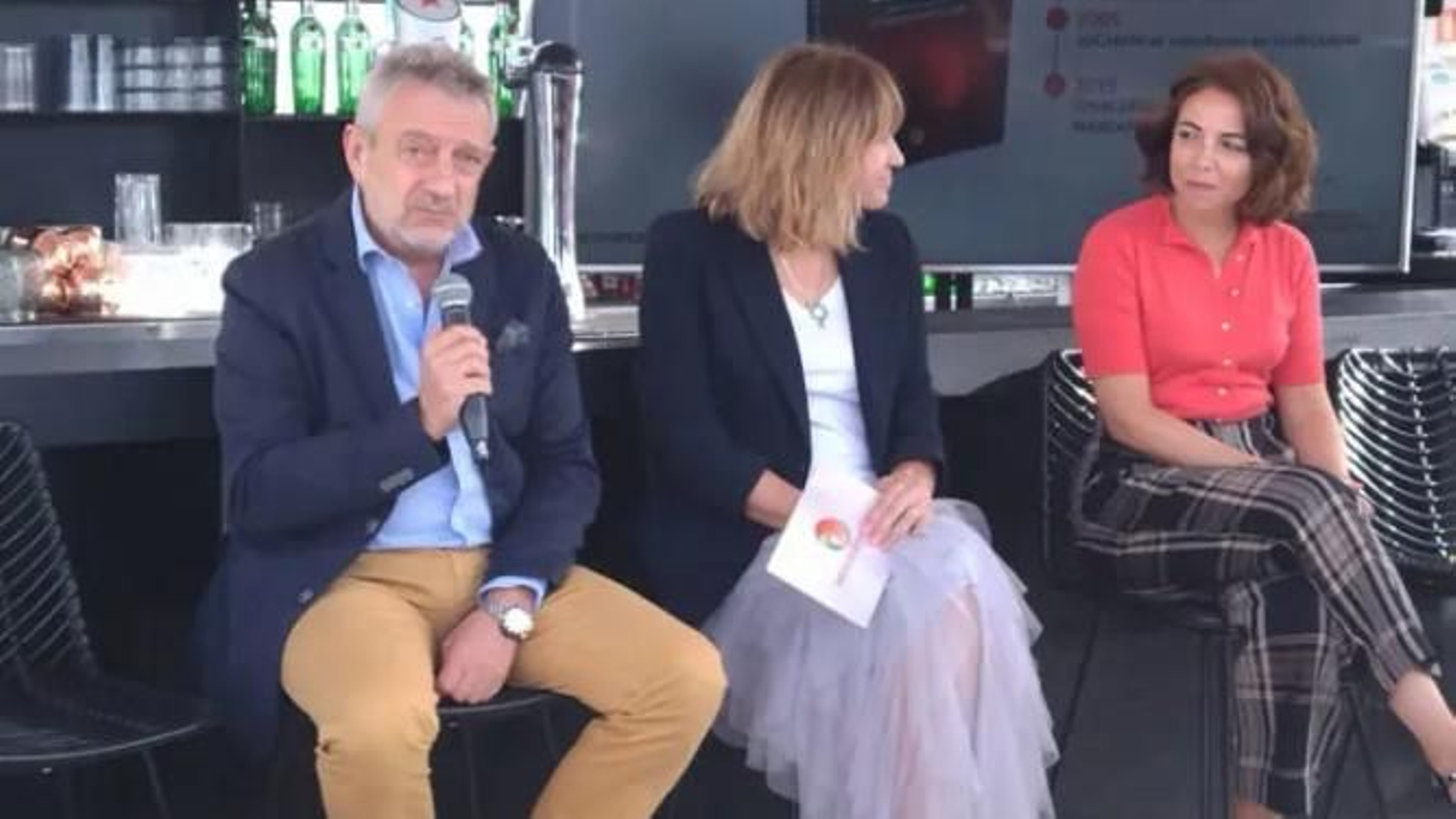 Carlos Pérez Tenorio, acompañado de Lourdes Verger, conductora del evento, y la ex sercretaria general de MdR, Paula Nevado.