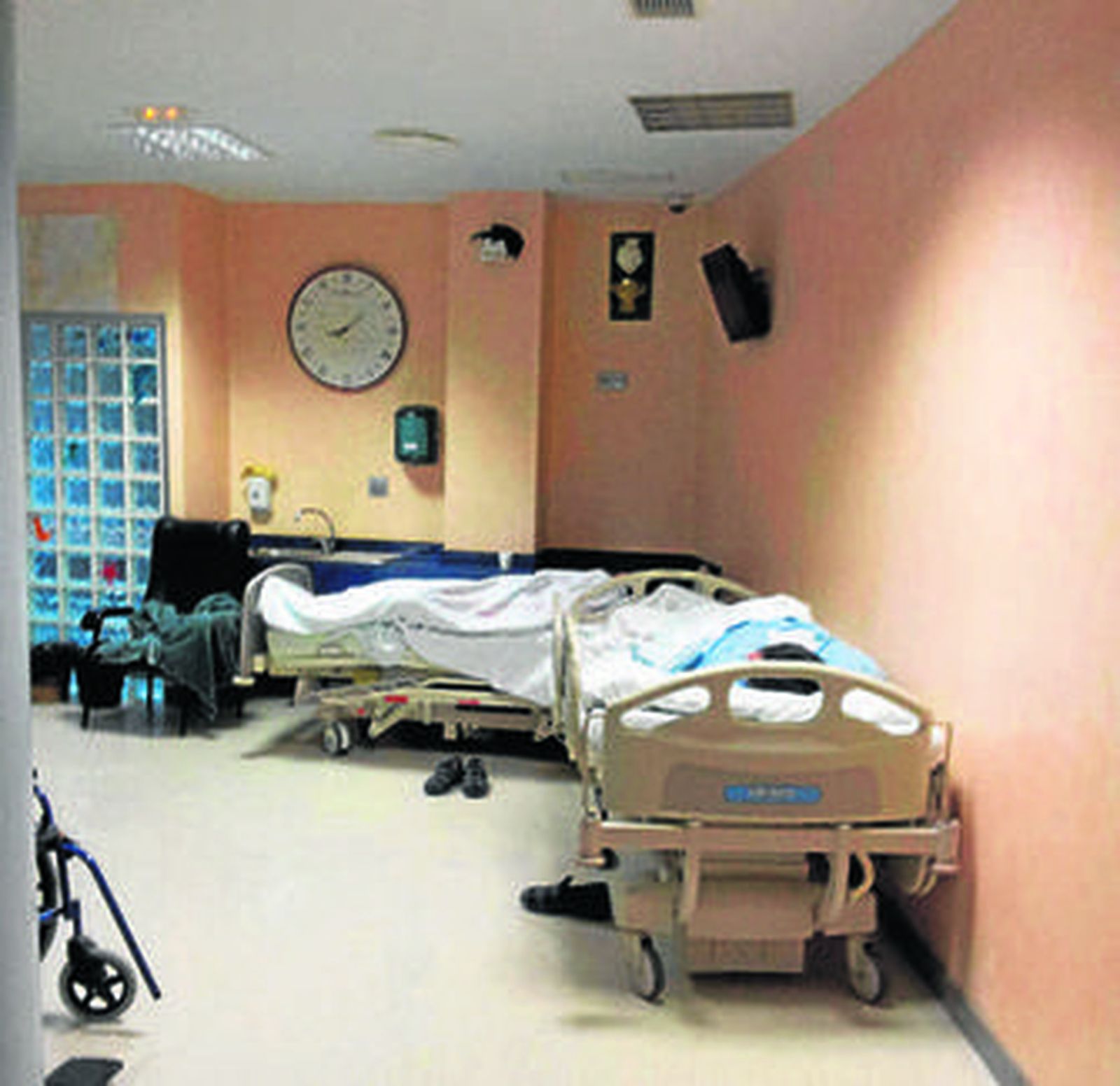 Enfermos ingresados en los pasillos del Clínico por falta de camas.