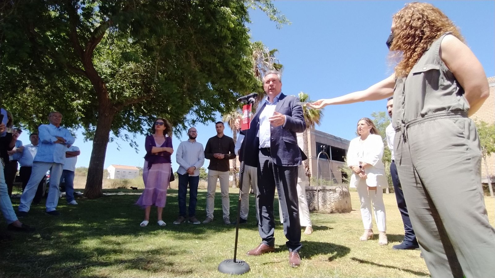 Juan Espadas ante el inacabado centro de salud de Camposoto, este jueves.