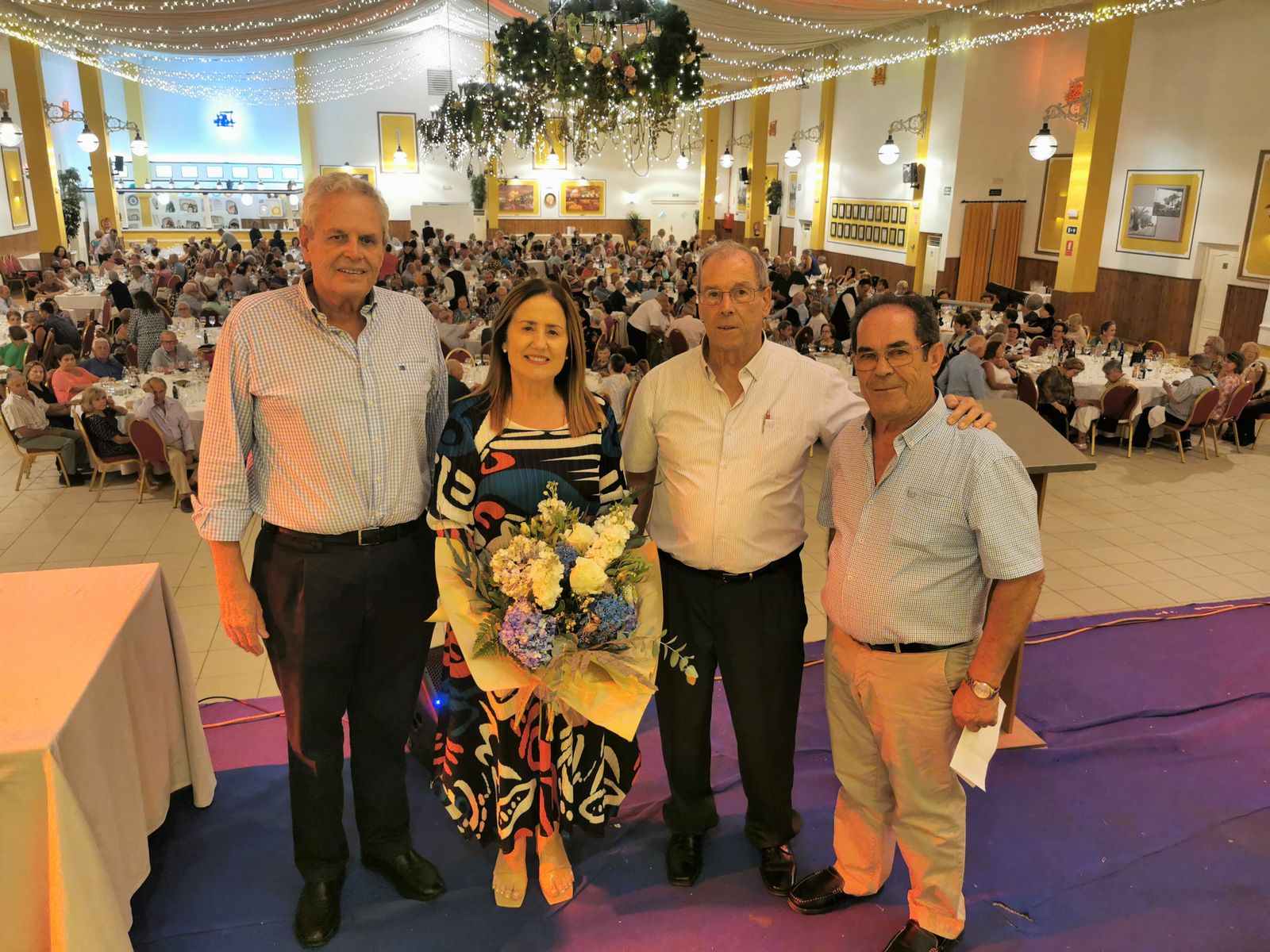 El alcalde y la edil de mayores junto a directivos del Club de Mayores.