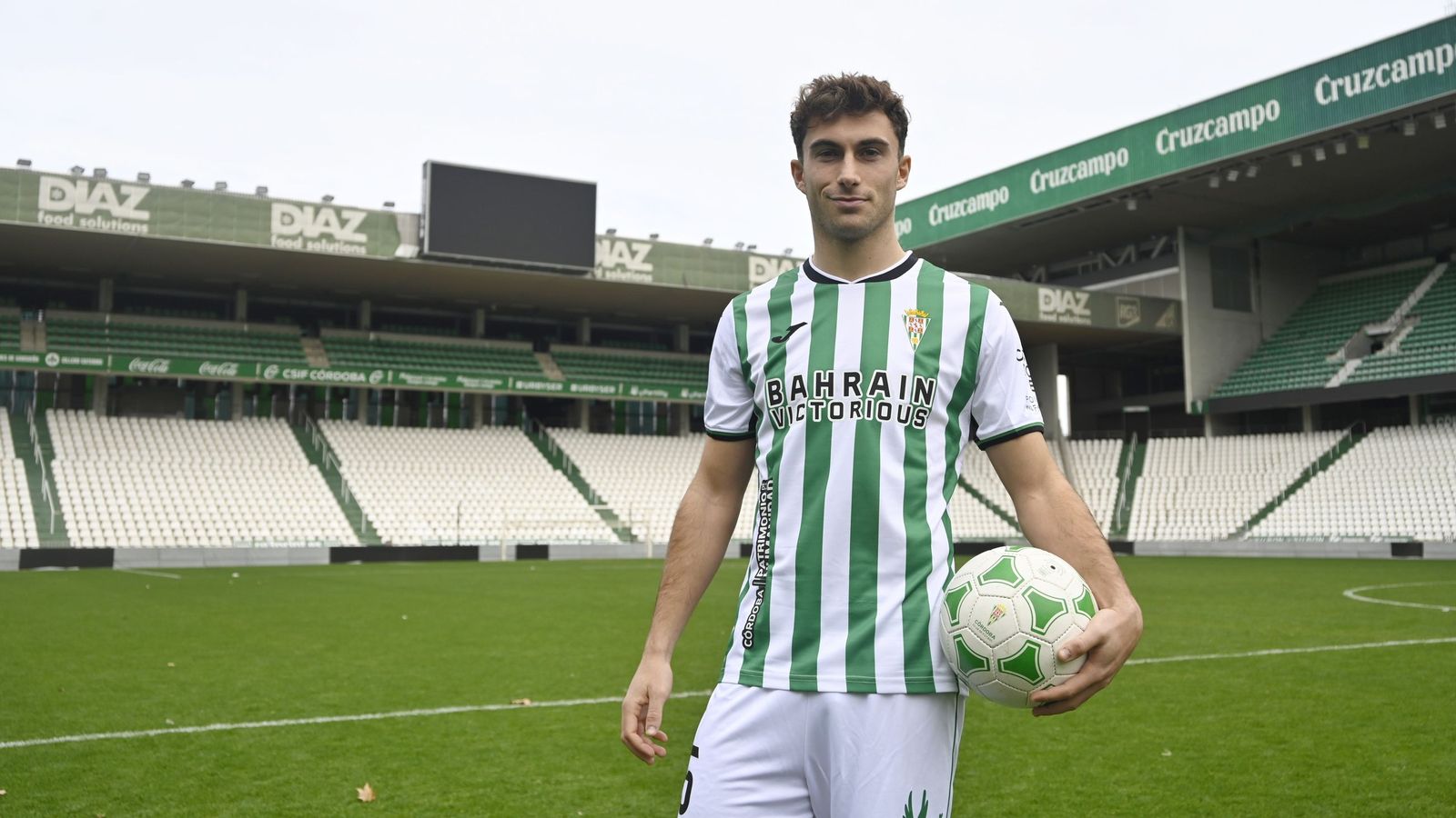 Mikel Goti luce la camiseta del Córdoba CF en su presentación en El Arcángel.